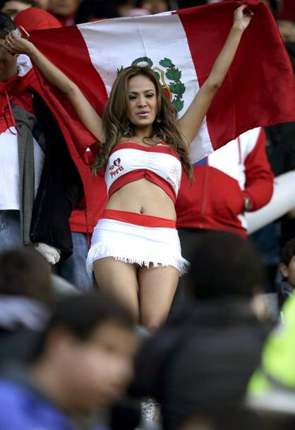 Una tifosa peruviana ha attirato le attenzioni dei fotografi durante la partita tra Brasile e Per a Temuco. Epa